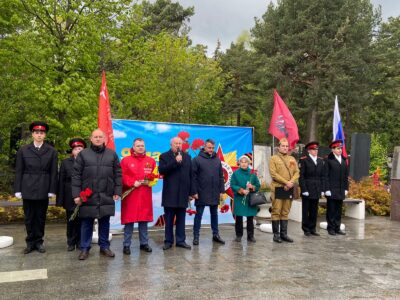 Возложение цветов к Братской могиле на Кунцевском кладбище