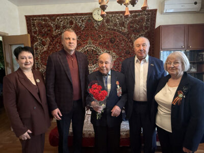 Вручение удостоверения и нагрудного знака Георгию Николаевичу Алексину